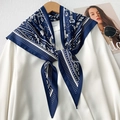 Detalle del pañuelo de seda azul oscuro con motivos de paisley y cadenas en camisa blanca - Azul