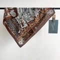 Detailansicht von Leopardenmuster und Barock-Design auf diesem Seidenquadrat-Schal - 68*68cm / Braun