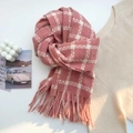 Sciarpa a quadri rosa e bianca con frange abbinata a maglione e candele calde - Stile Medio-Lungo / Rosa (FXH202-1)