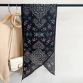Elegante sciarpa nera con stampa paisley appesa con maglione beige e borsa a tracolla - Sciarpa lunga / Stile Paisley Nero Rosso (PXCJ18-1)