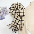 Sciarpa classica a quadri crema e neri con frange su maglione lavorato a maglia - Stile Medio-Lungo / Cachi (FXH202)
