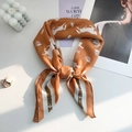 Detailopname van een zijden sjaal met paardenprint en ruitvormige paardensportpatronen - 68x68cm / Oranje Bruin