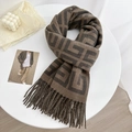 Koffie en taupe imitatie kasjmier sjaal met letterpatroon en decoratieve franjes - Grijs