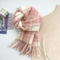 Sciarpa a quadri rosa e bianchi con nappe in finto cashmere per l'inverno - Rosa