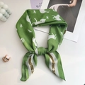 Elegante groene zijden sjaal met witte paardenprint en goudkleurige gestreepte rand - 68x68cm / Groen