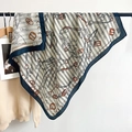 Vue détaillée d'un foulard carré effet soie aux motifs équestres de chaînes classiques - Bleu / 90x90cm