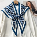 Detail van een blauw-zwarte zijden sjaal met stippen op een witte chiffon blousekraag - 87*130CM / Blauw (TBSJJ59)