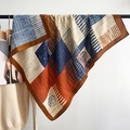 Eleganter Seidenschal mit kamelblauen geometrischen Mustern und Rosenmotiven - 90*90cm / Braun