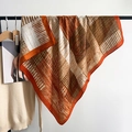 Luxuriöses Seidenquadrat-Tuch mit Kamelien-Blumenmuster in Orange- und Brauntönen - 90*90cm / Gelb