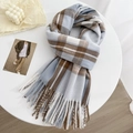 Dicker Winterschal mit blau-braun-weißem Karomuster und Fransen an den Enden - Mittellanger Stil / Blau Karo