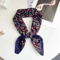 Elegante marineblauwe zijden sjaal met tweedprint geknoopt als modieus halsaccessoire - 68x68 / Marineblauw