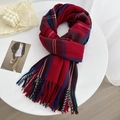 Klassischer rot-blauer Karo-Winterschal mit Fransen auf einem stilvollen Tisch-Set - Mittellanger Stil / Dunkelrotes Karo
