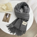 Écharpe en tricot gris foncé avec franges et étiquette tissée sur fond blanc - 190x65cm / Gris (FY186)