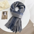 Winterschal mit tiefblauem und grauem Karomuster und Fransen für wohlige Wärme - Mittellanger Stil / Grau Gitter