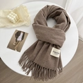 Écharpe en maille marron café en mélange de laine avec franges sur une table blanche - 190x65cm / Café (FY186)