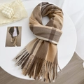 Karierter Winterschal in Kaffee und Beige mit Fransen auf einem weißen Tisch platziert - Mittellanger Stil / Khaki Gitter