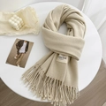Écharpe beige en laine mélangée avec franges et étiquette sur une table blanche - 190x65cm / Blanc Cassé (FY186)