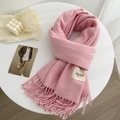 Écharpe rose doux en mélange de laine avec franges et étiquette sur table blanche - 190x65cm / Rose (FY186)