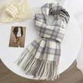 Écharpe à carreaux gris et blanc avec franges sur table blanche avec bougie - Blanc Bleu