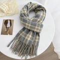 Écharpe à carreaux avec pompons gris et beige, texture en maille douce pour l'automne et l'hiver - Gris
