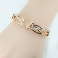 Elegante bracciale a farfalla oro rosa con design traforato e strass scintillanti - Oro rosa