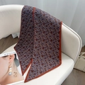 Longue écharpe en soie vintage à motif paisley bleu marine et marron sur chaise - Paisley à Fleurs Violet