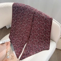 Écharpe en soie rouge foncé à motif cachemire nouée sur un dossier de chaise - Paisley à Fleurs Lotus Violet