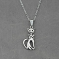 Elegante zilveren kattenhanger ketting met kristallen strik op grijze achtergrond - Stijl A Hanger Met Ketting