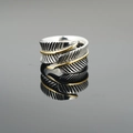 Anello a piuma vintage in argento ossidato con accento dorato e design regolabile - US 7 / Anello Bicolore