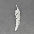 Collana con ciondolo a piuma minimalista in argento lucido per un look elegante e chic - Solo ciondolo (Senza catena)