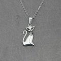 Gepolijste zilveren kat hanger ketting met een strikje en een fijne kruisketting - Stijl B Hanger Met Ketting
