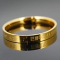 Goldenes Titanstahl-Armband mit eingravierter Schrift und Spiegelglanz-Luxusstil - Gold