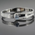 Bracciale rigido argentato a fibbia con zircone centrale e pavé di diamanti laterali - Argento