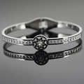 Brazalete de acero de titanio plateado pulido con circones cuadrados y emblema estrella - Plateado