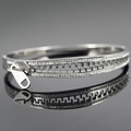 Pulsera moderna de plata con diseño de cremallera y doble fila de cristales brillantes - Plateado