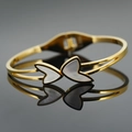 Eleganter vergoldeter Edelstahlarmreif mit weißen Perlmutt-Schmetterlingsflügel-Details - Gold