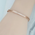 Elegante pulsera de oro rosa con cadena cubana y placa rectangular engastada con circonitas - Oro rosa