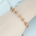 Elegante bracciale a doppia catena con nodo in oro rosa indossato sul polso - Oro rosa