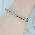 Pulsera de cadena de clip minimalista de acero inoxidable plateado para mujer en la muñeca - Plateado
