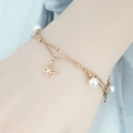 Bracciale a doppio strato in oro rosa con perle bianche e ciondolo a farfalla traforato - Oro rosa