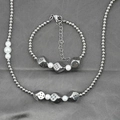 Conjunto de collar y pulsera de acero de titanio con perlas y colgantes de dados plateados - Conjunto De Pulsera Y Collar