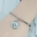 Silbernes Edelstahlarmband mit Büroklammerkette und Elizabeth II Münzanhänger - Silber