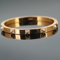 Eleganter roségoldener Edelstahl-Armreif mit quadratischen, strassbesetzten Nieten - Gold