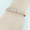 Elegante bracciale rigido ondulato in oro rosa con strass scintillanti per donna in acciaio - Oro rosa
