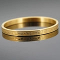 Brazalete de acero de titanio dorado con grabado sánscrito budista y acabado de espejo - Dorado