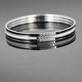 Driedelige roestvrijstalen armbandenset met zwart en wit emaille en zirkoon-accenten - Drievoudig Arrangement (b2674) / Zilver