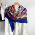 Vintage koningsblauwe zijden sjaal met rode paisley bloemenprint op een houten hanger - 110X110CM / Blauw