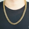 Herren Gold vakuumierte Edelstahl-Panzerkette auf schwarzem T-Shirt für den Alltag - 11mm Breite