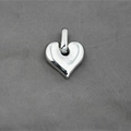 Colgante de corazón en acero inoxidable plateado con un acabado de espejo pulido brillante - Solo colgante (Sin cadena)
