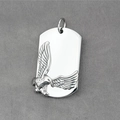 Colgante militar de águila en acero inoxidable pulido para hombre con alas en relieve - Colgante Solo (Sin Cadena)